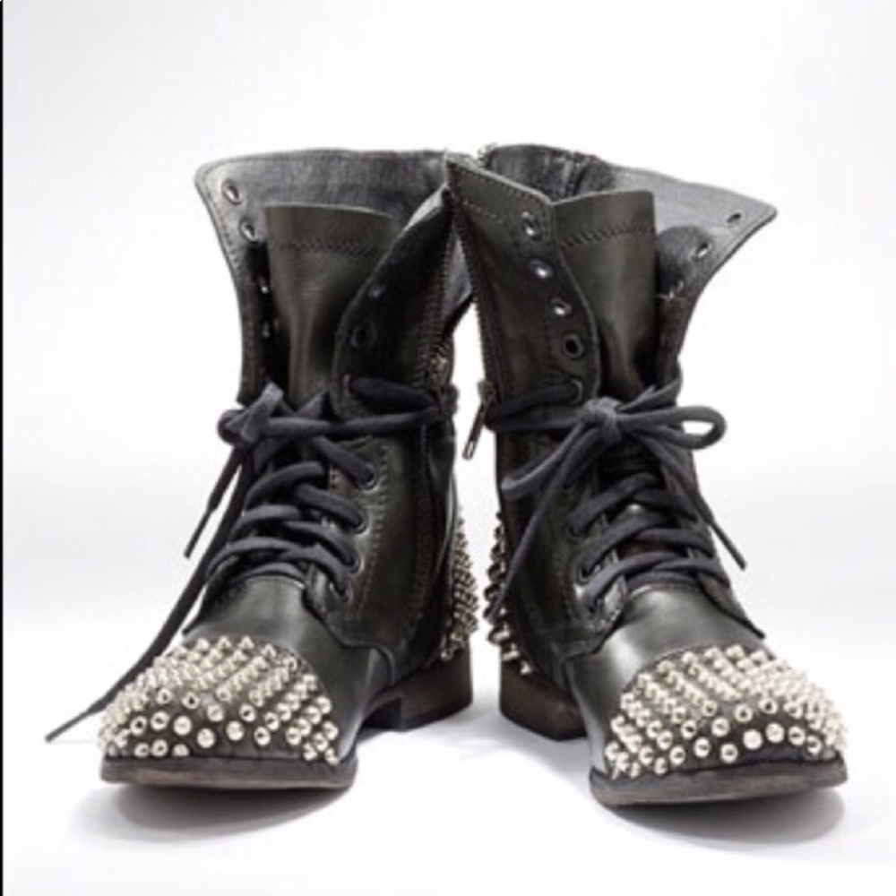 Steve Madden Tarnney boots leather w/ metal studs